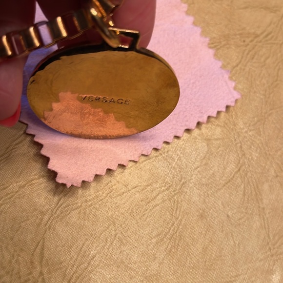 COPY - NECKLACE HEAVY GOLDTONE CONTINUOUS 22inch 1/4 inch box chain.Medusa elem… - Picture 3 of 4